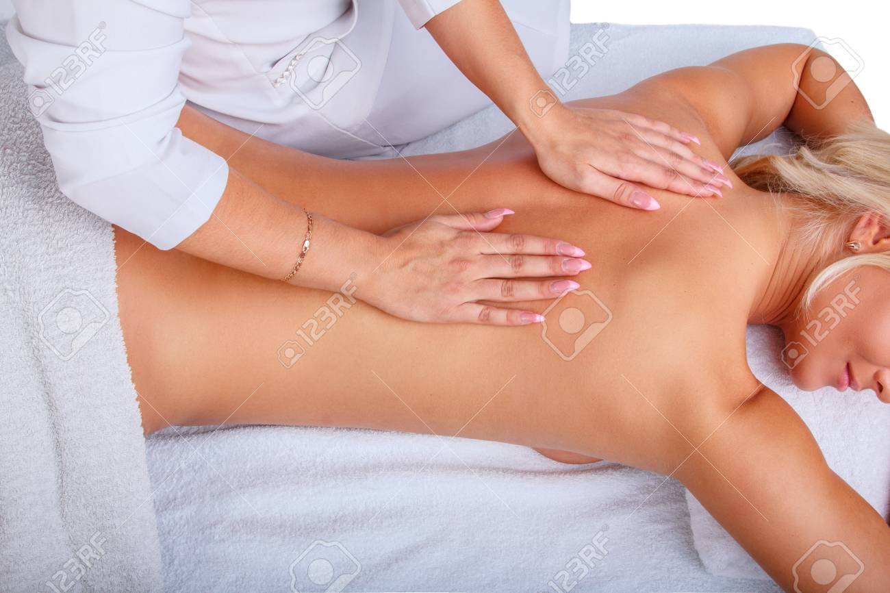 mujer disfrutando de masaje relajante