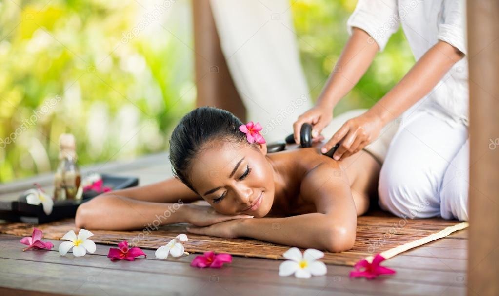 mujer disfrutando de un masaje relajante
