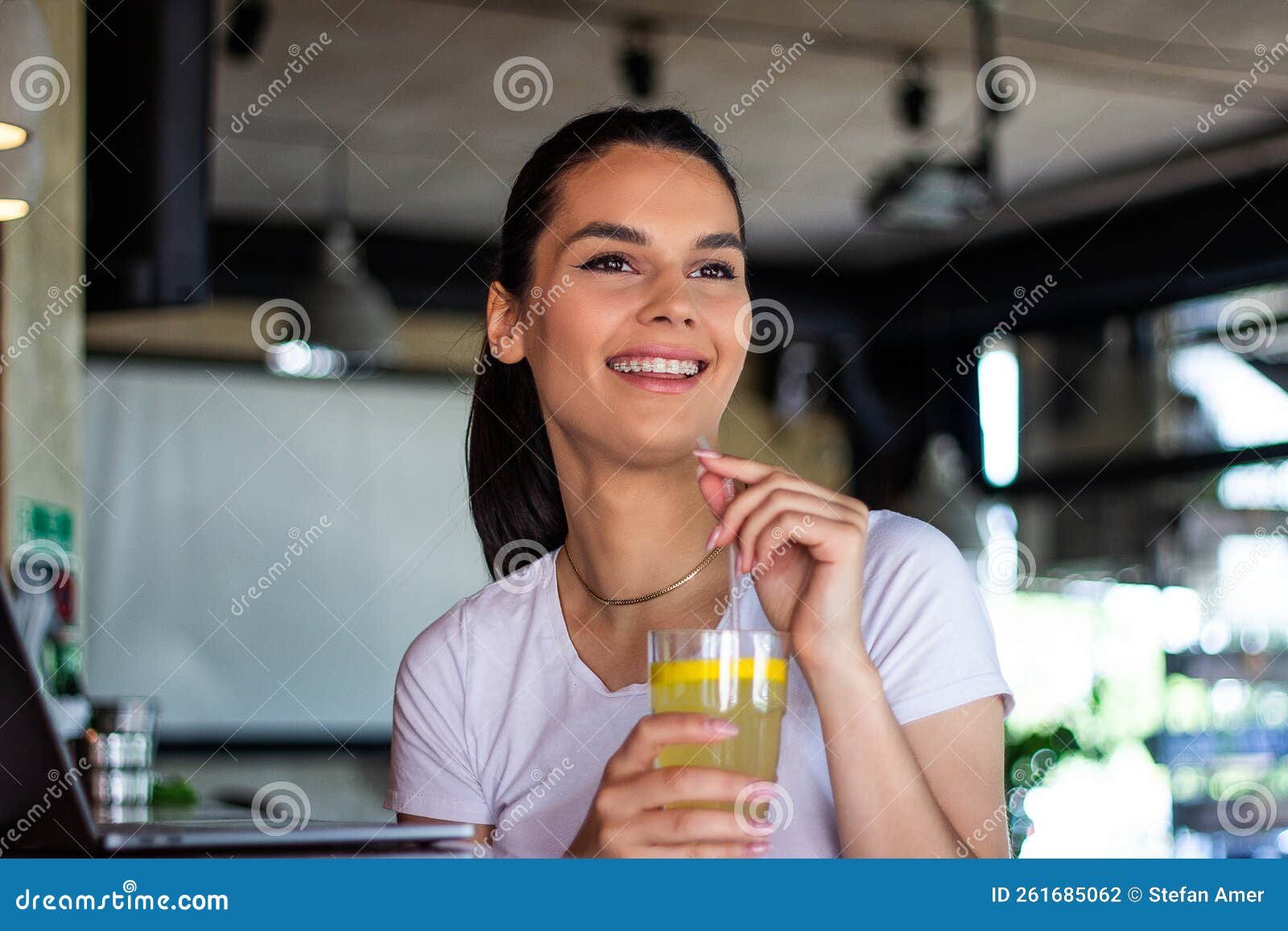 mujer disfrutando de una bebida de limon