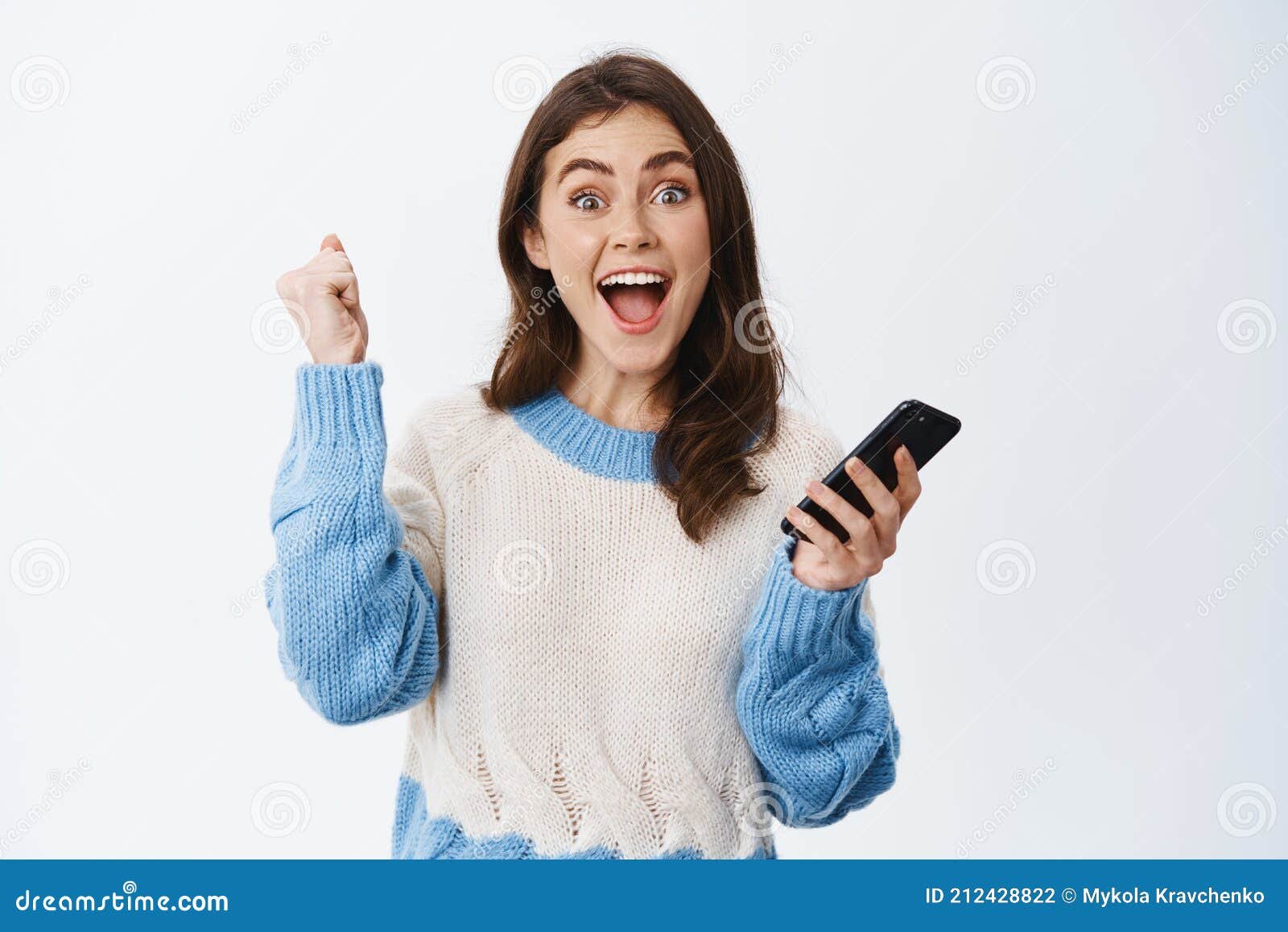 mujer emocionada ganando dinero en linea