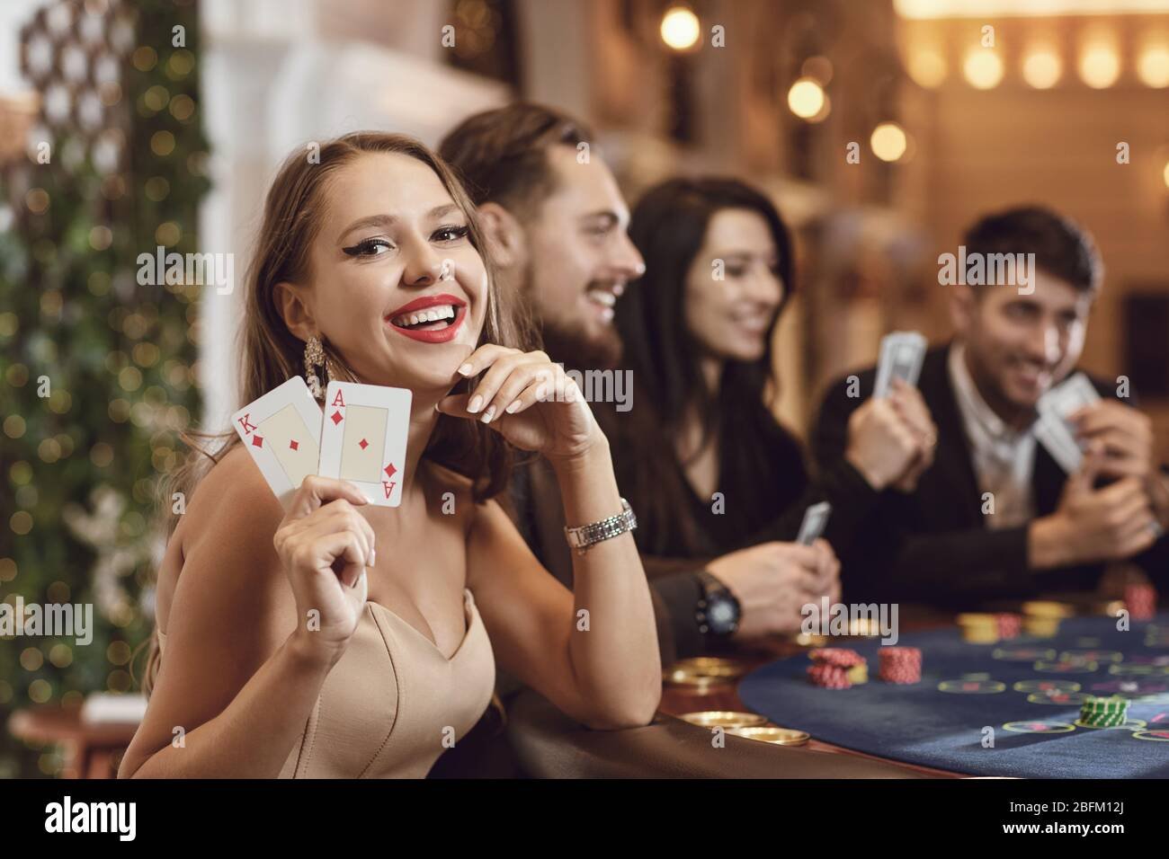 mujer emocionada jugando en casino online 1