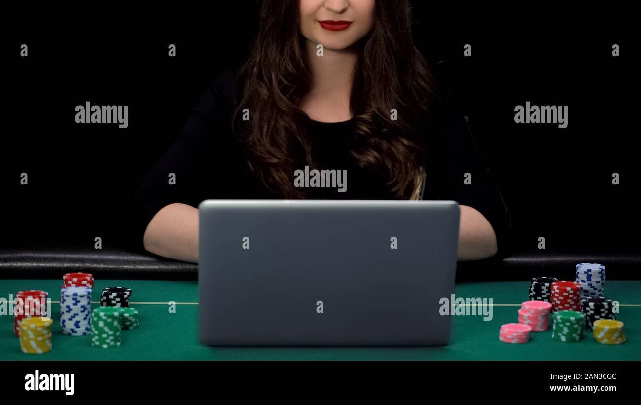 mujer emocionada jugando en casino online