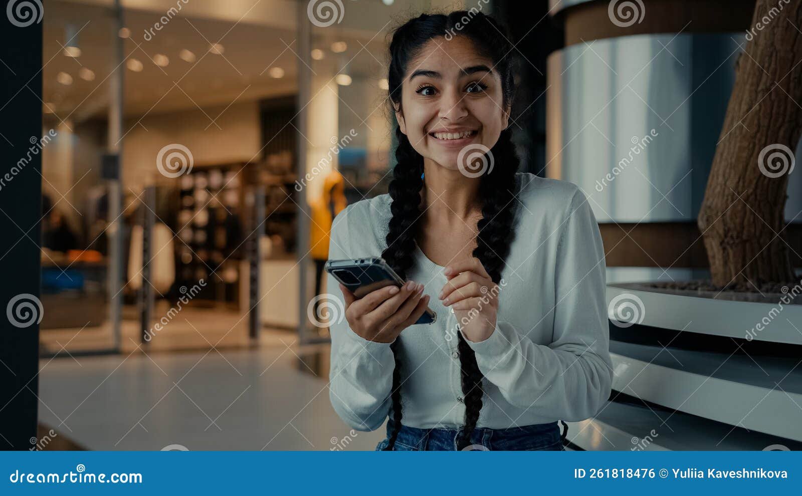 mujer feliz comprando con descuento online