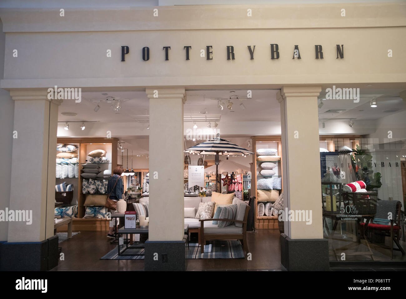 mujer feliz comprando en pottery barn