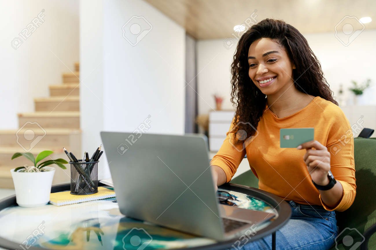 mujer feliz usando tarjeta de credito