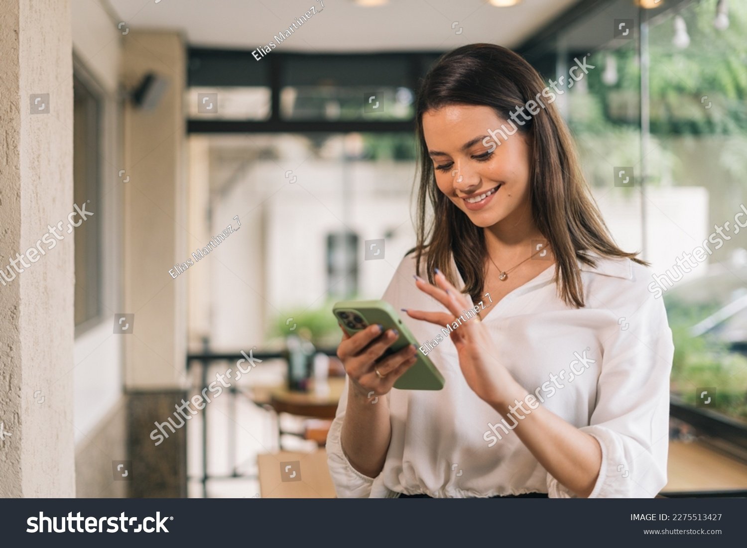 mujer feliz usando una aplicacion de cupones