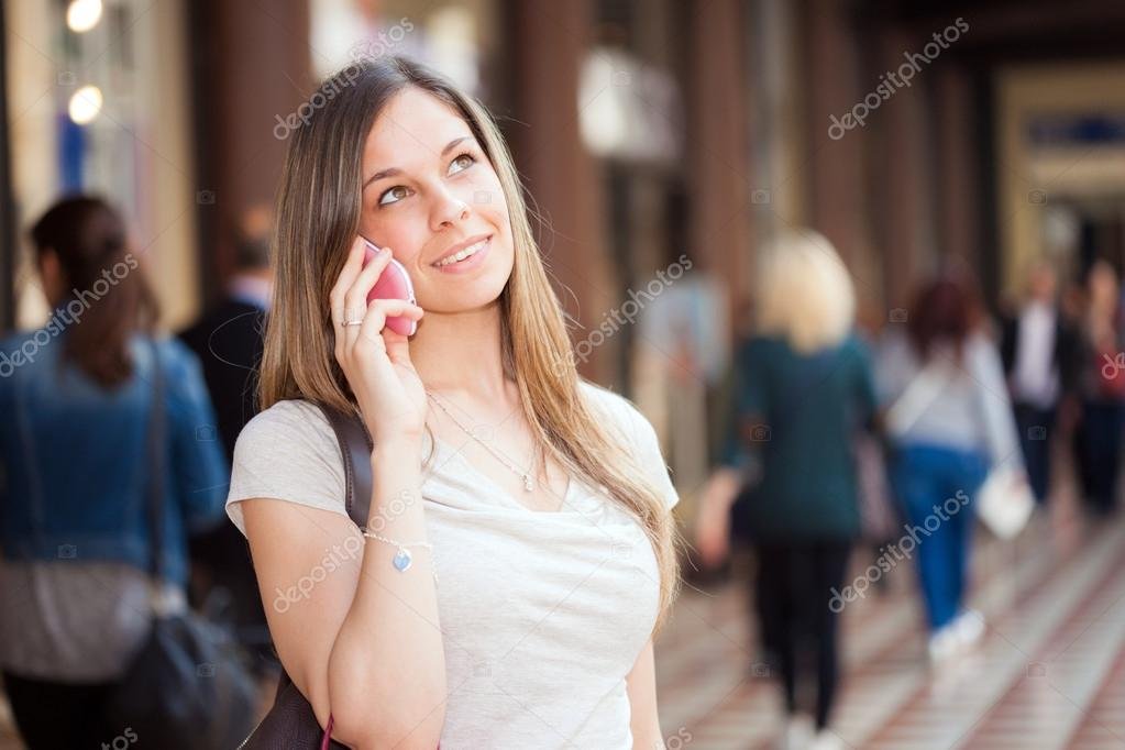 mujer hablando por telefono con representante 1