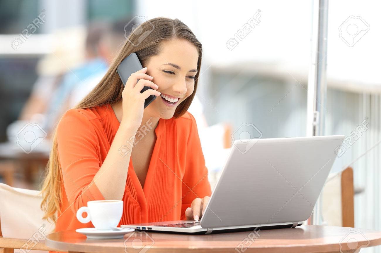 mujer hablando por telefono con servicio al cliente