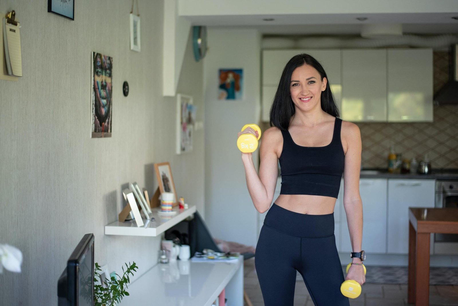 mujer haciendo ejercicio con pesas en casa scaled