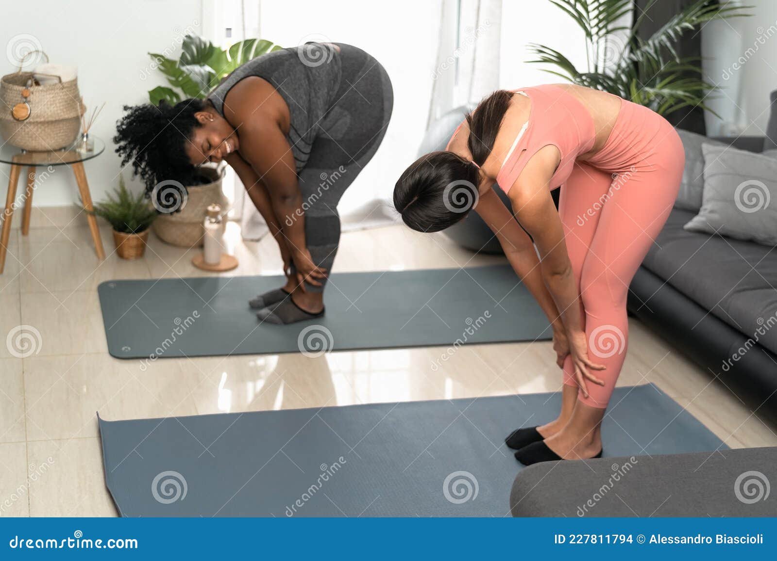 mujer haciendo ejercicios de yoga en casa