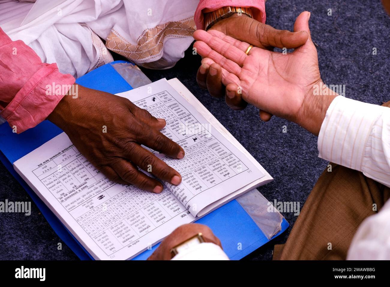 mujer india leyendo la mano a cliente