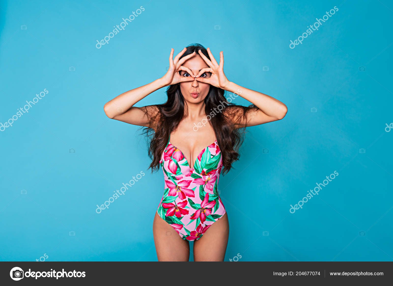 mujer joven con traje de bano elegante