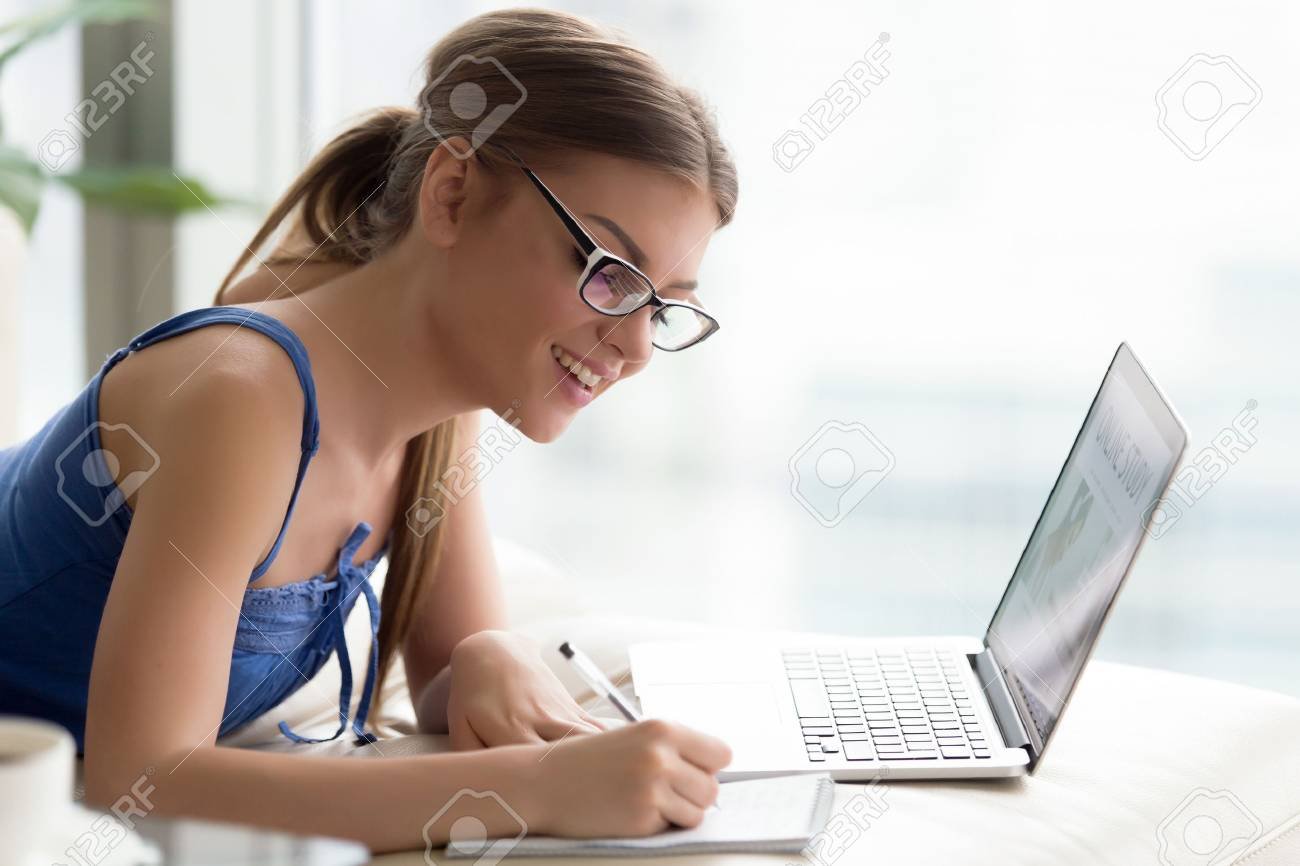mujer joven estudiando en linea feliz
