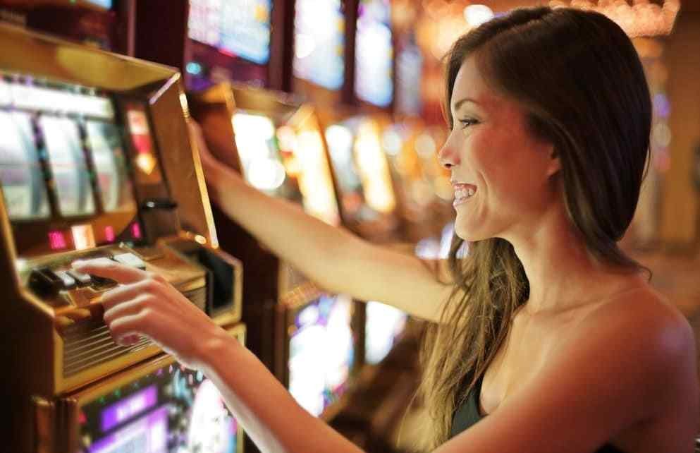 mujer joven jugando en un casino online