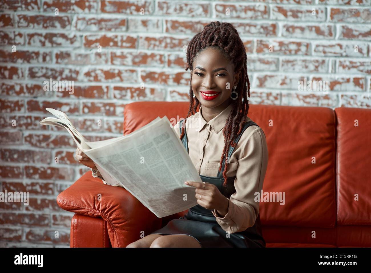 mujer joven leyendo the new yorker magazine