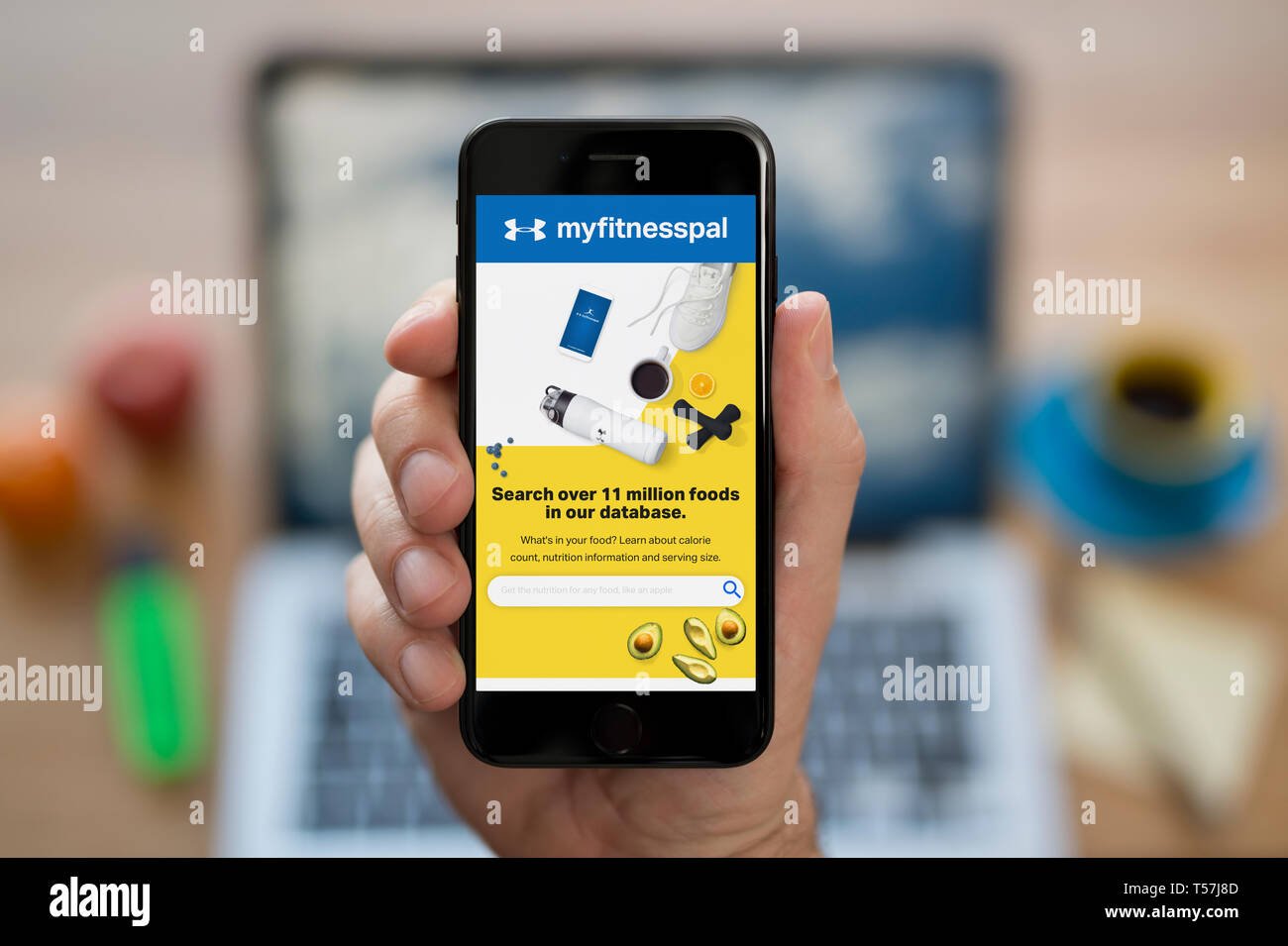 mujer joven registrandose en my fitness pal