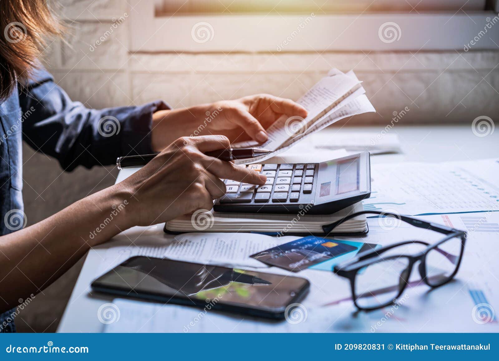 mujer joven revisando su cuenta bancaria