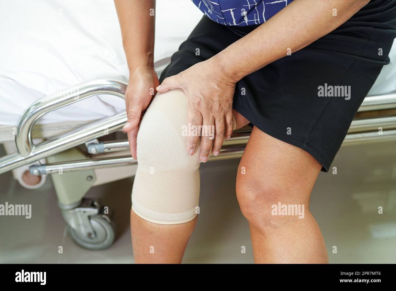 mujer mayor aplicando parche en la rodilla