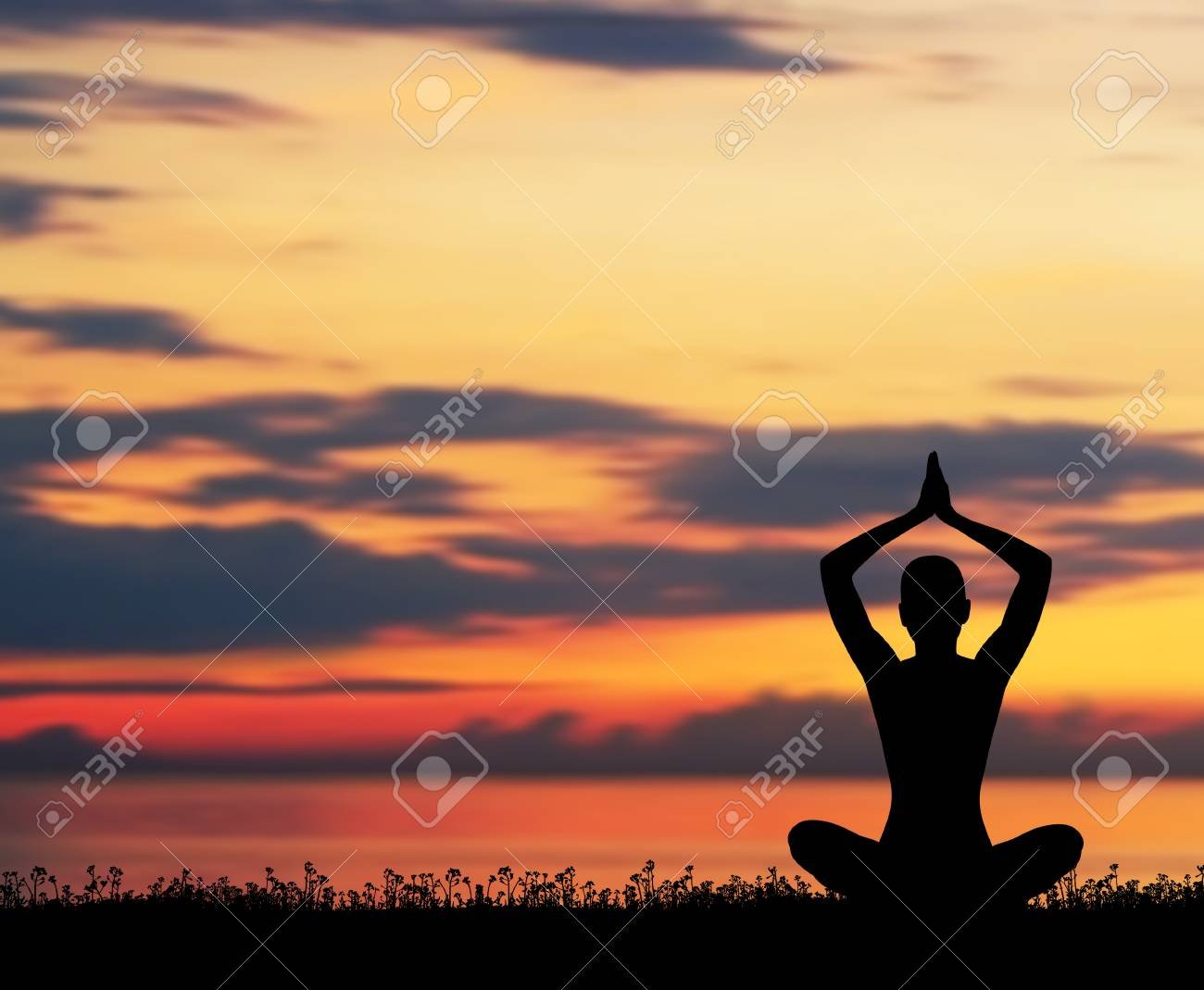 mujer practicando yoga al atardecer