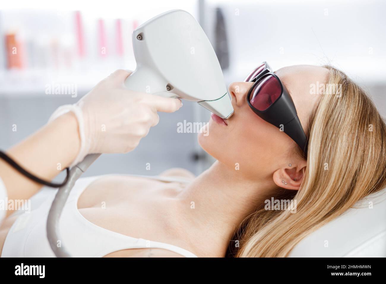 mujer recibiendo tratamiento de depilacion laser