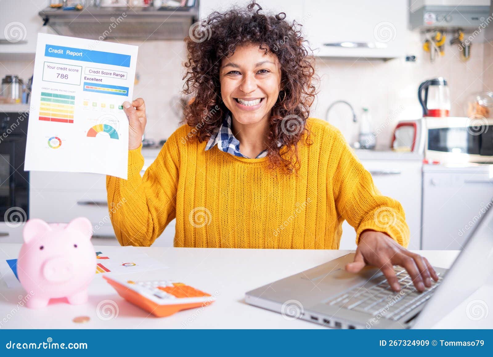 mujer revisando su puntaje crediticio en linea