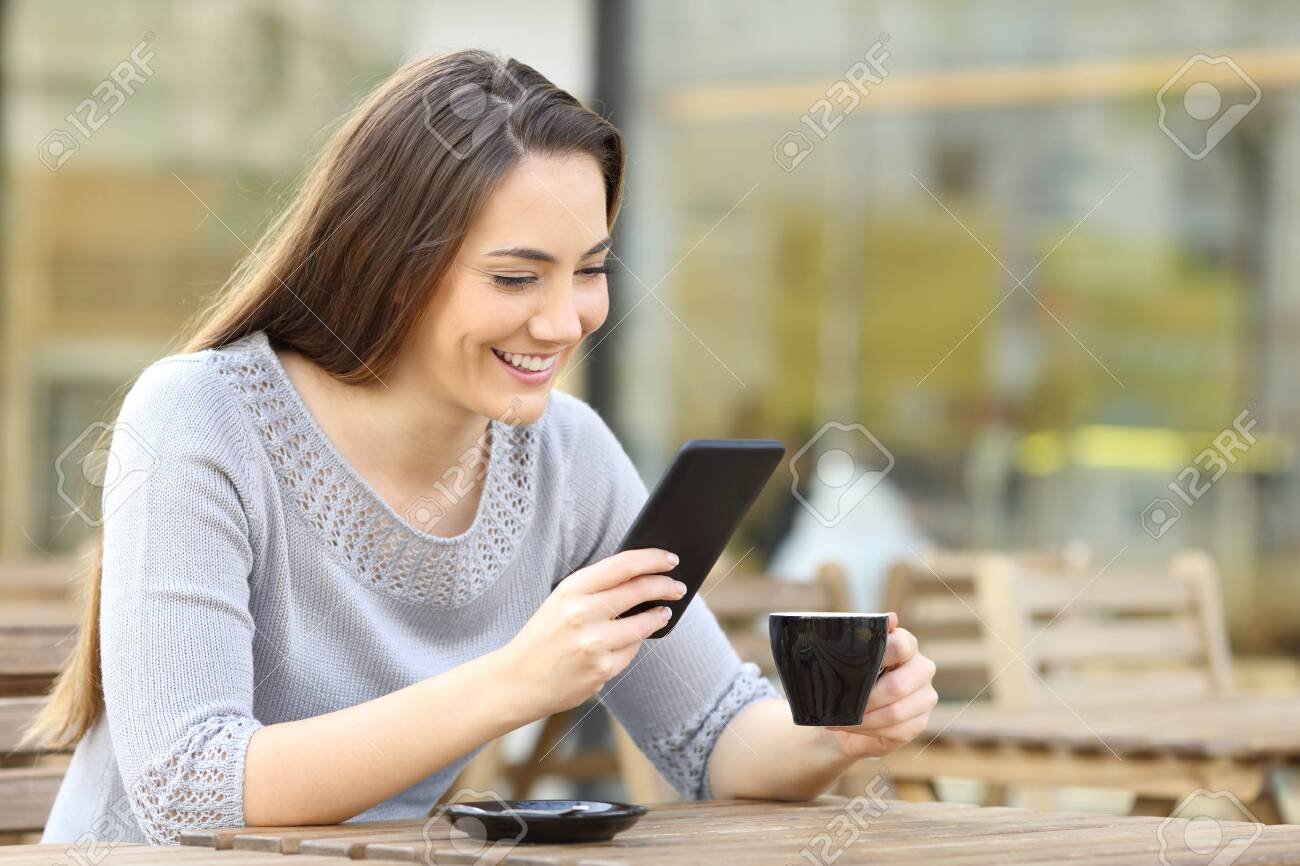 mujer revisando su telefono inteligente sonriente