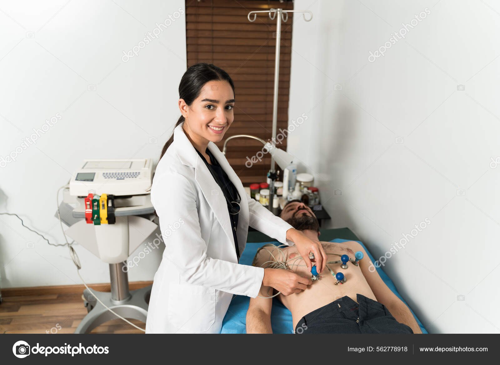 mujer sonriendo mientras se realiza analisis medicos