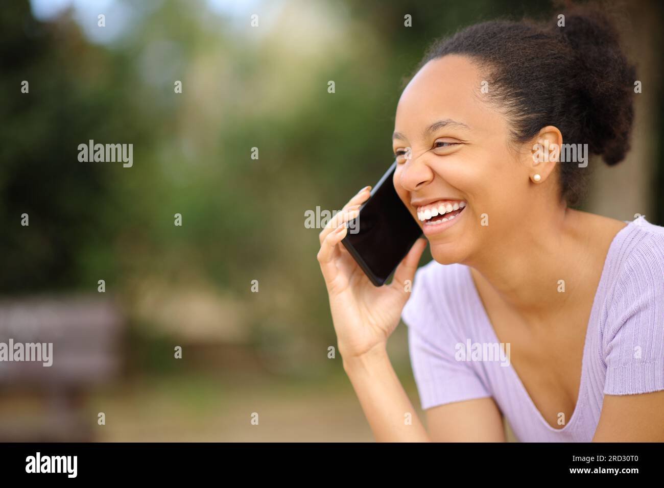 mujer sonriente hablando por telefono con representante