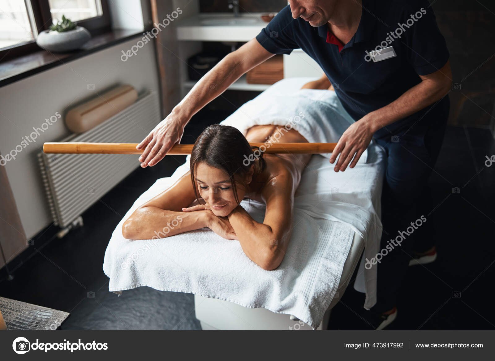 mujer sosteniendo herramienta para masajes corporales