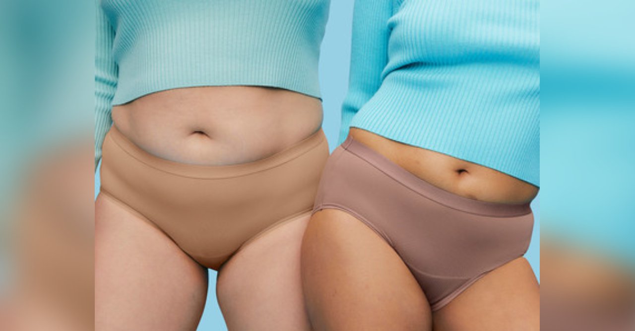 mujer sosteniendo un par de