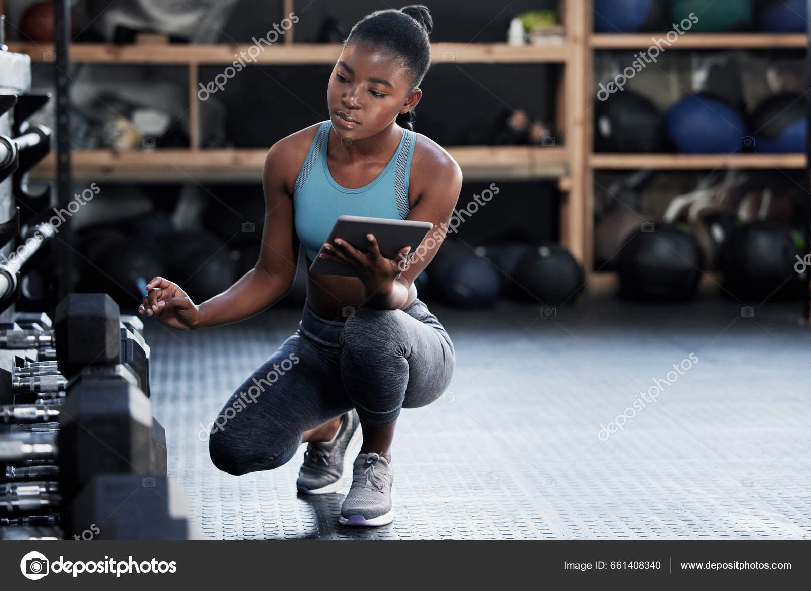 mujer usando equipo de fitness en gimnasio
