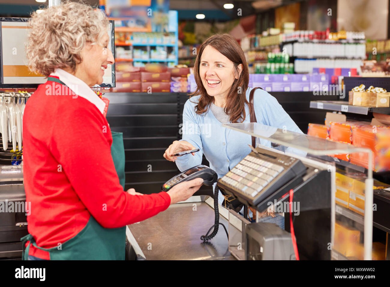 mujer usando la aplicacion de albertsons
