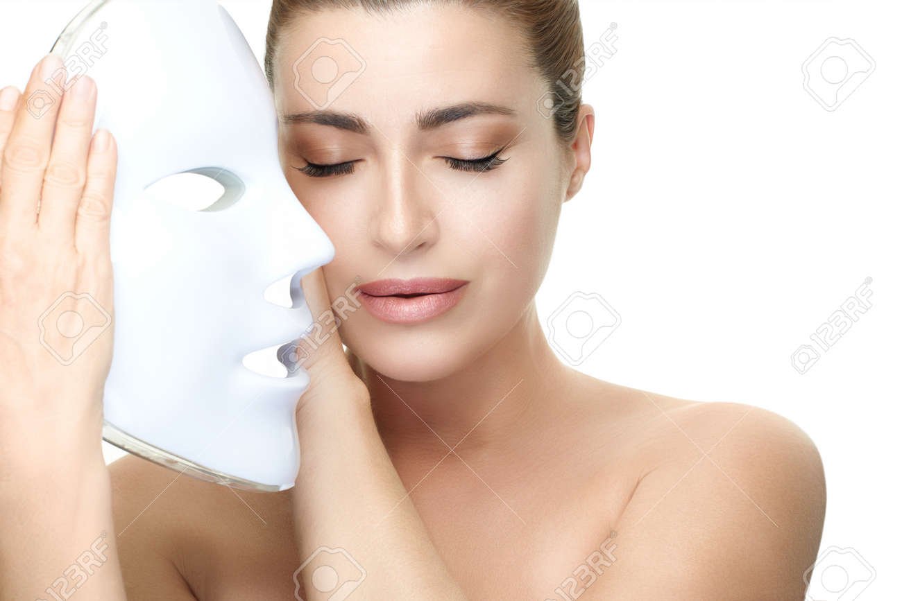 mujer usando mascarilla facial de led