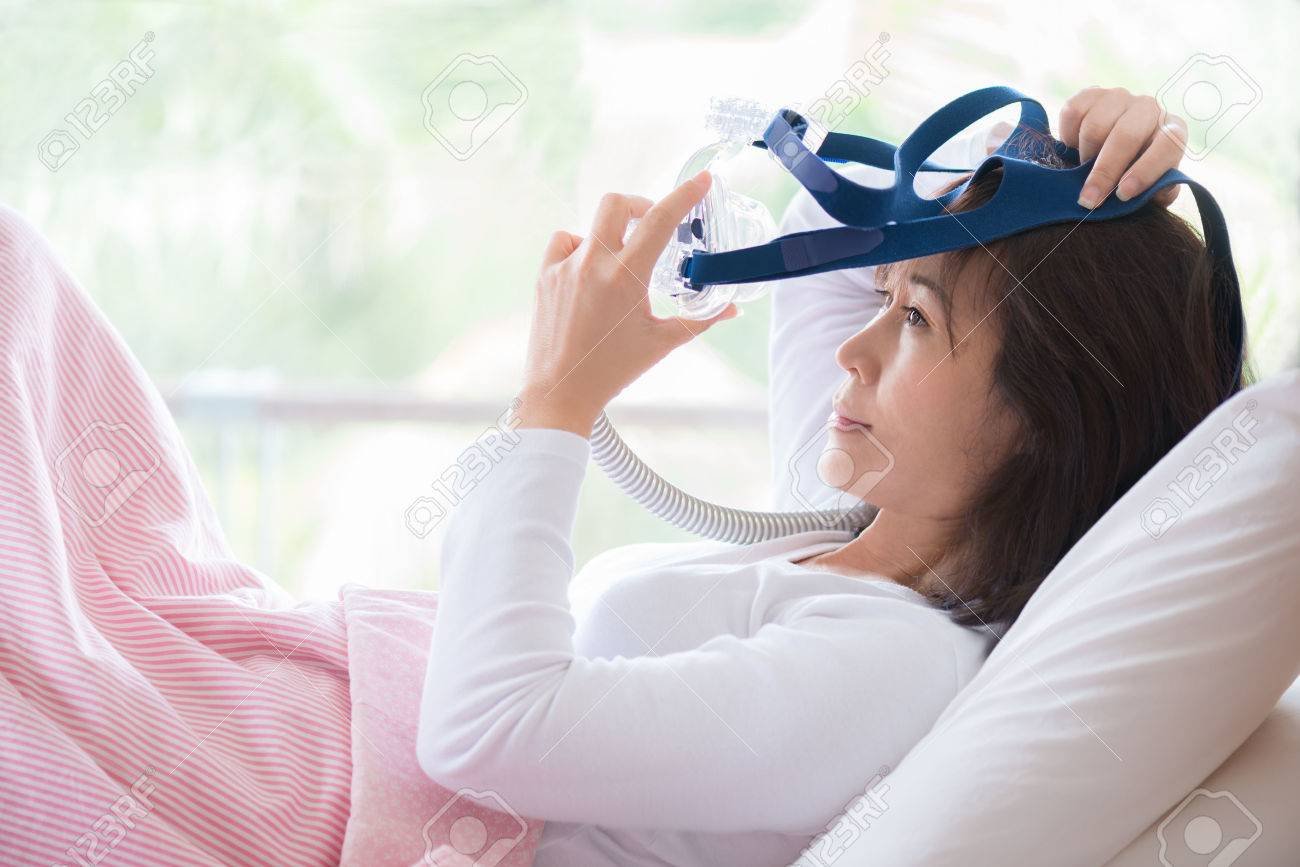 mujer usando una mascara de cpap