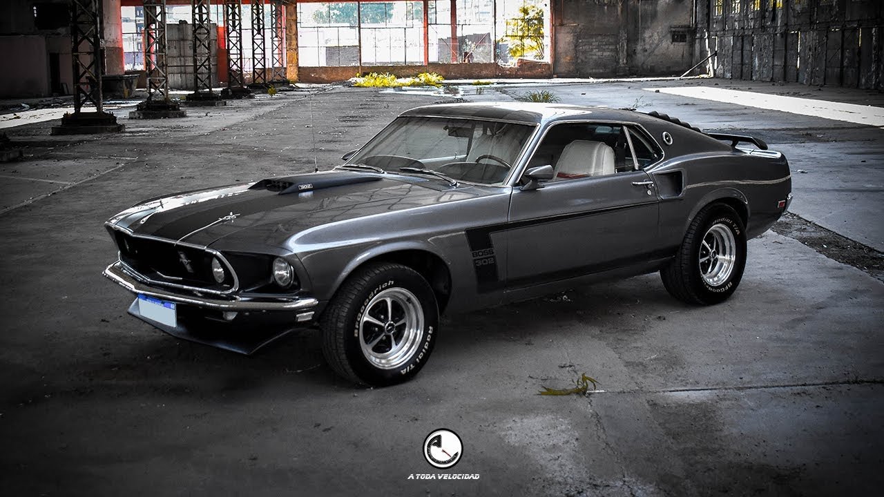 mustang clasico en carretera a toda velocidad