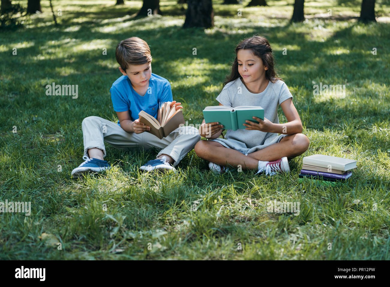 ninos leyendo juntos en un parque