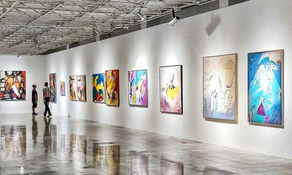 obras de arte variadas en una galeria