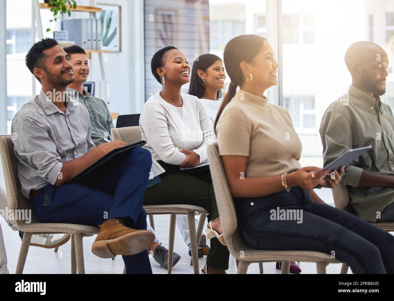 oficina moderna con empleados trabajando felices