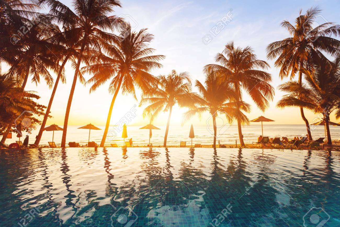 paisaje exotico con piscina de lujo