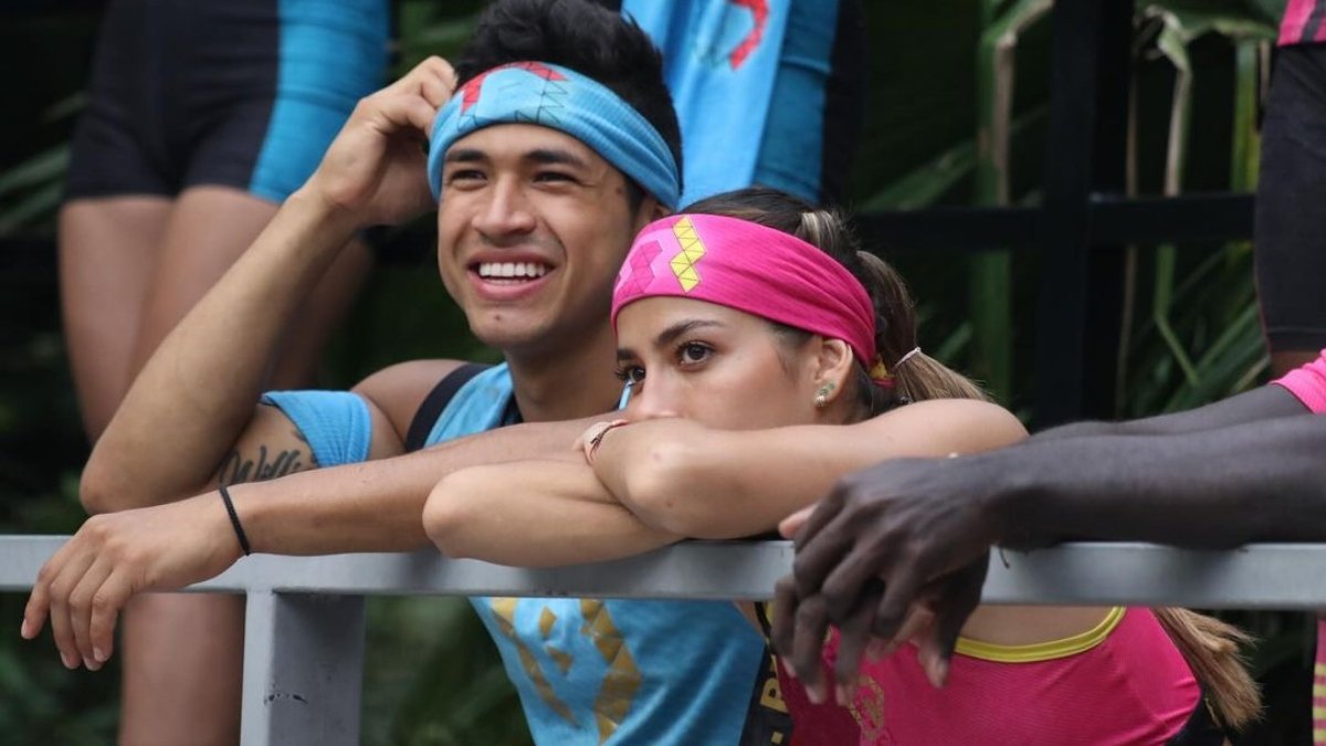 pareja abriendo un sobre de desafio