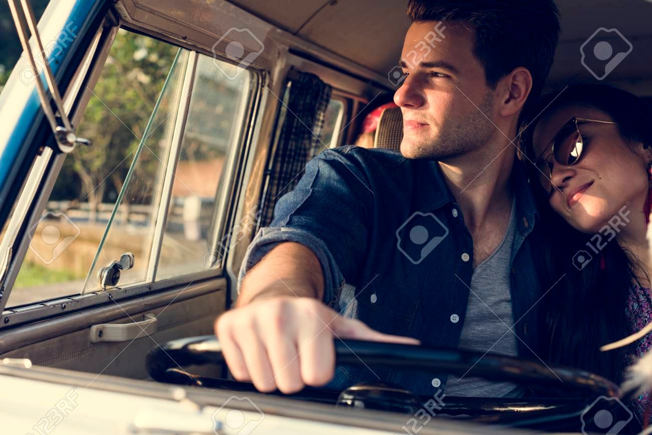 pareja compartiendo la conduccion en un viaje