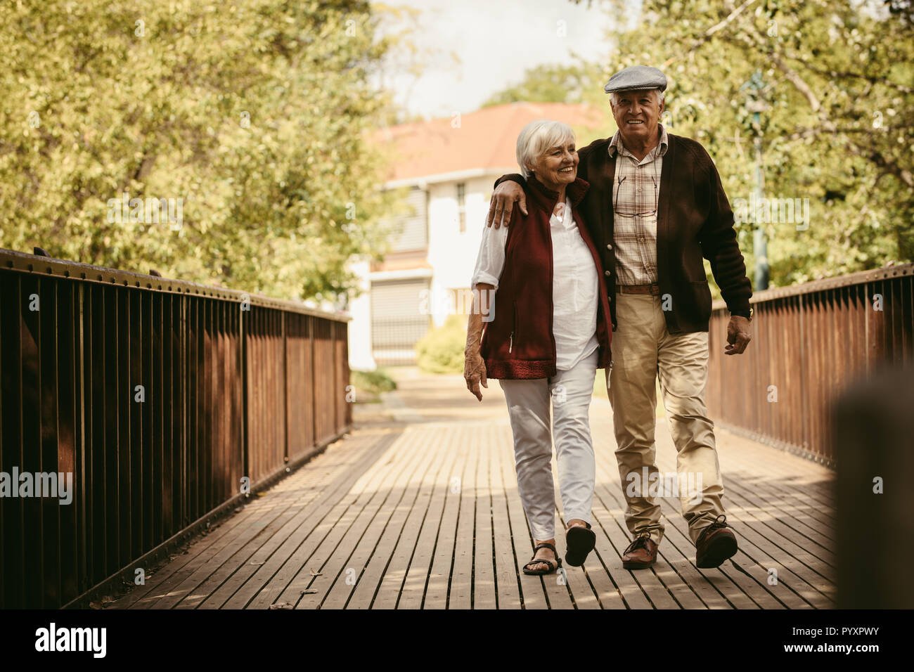 pareja de ancianos felices caminando juntos