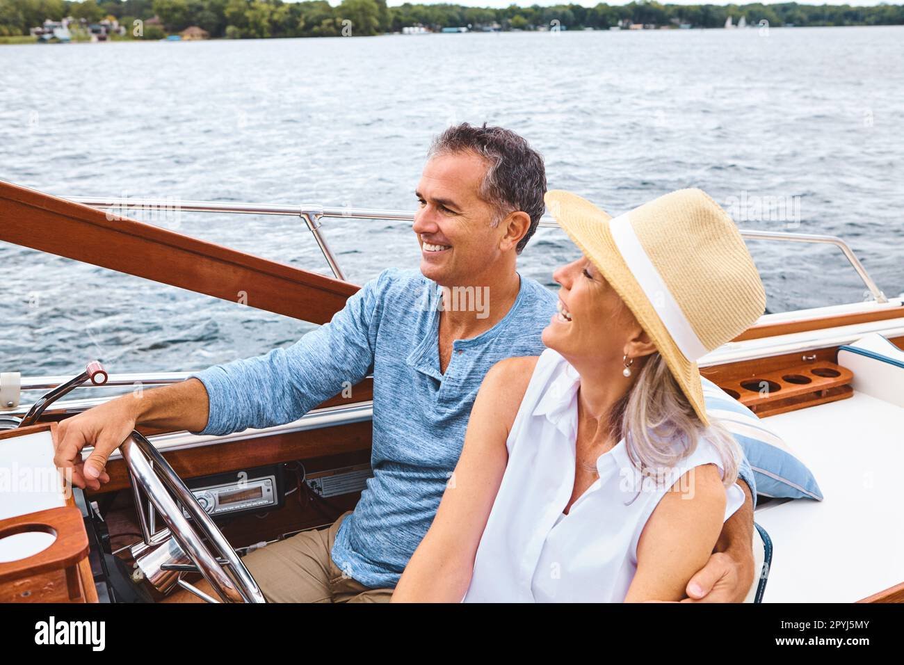 pareja disfrutando de un paseo en barco