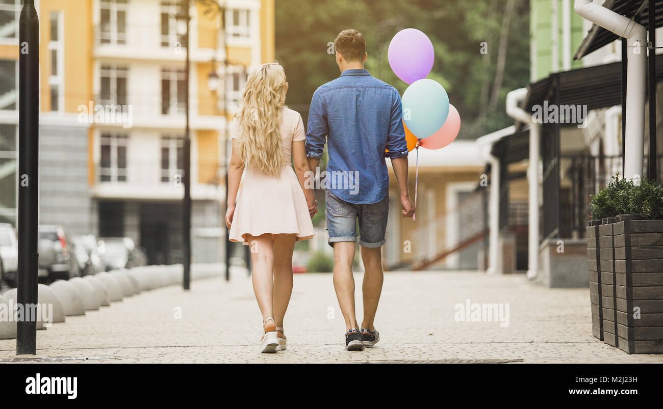 pareja feliz caminando por la ciudad