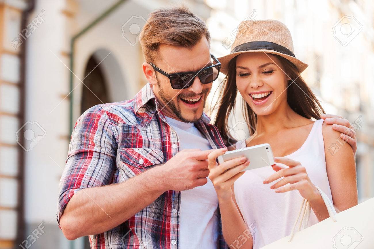 pareja feliz con telefono movil juntos