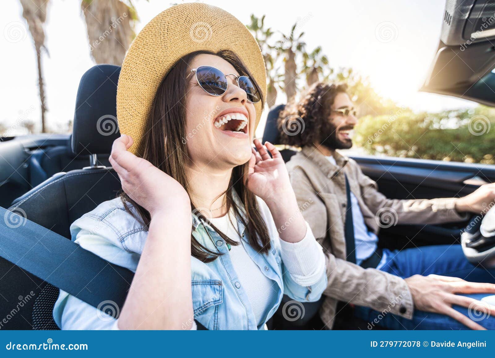 pareja feliz conduciendo un coche alquilado