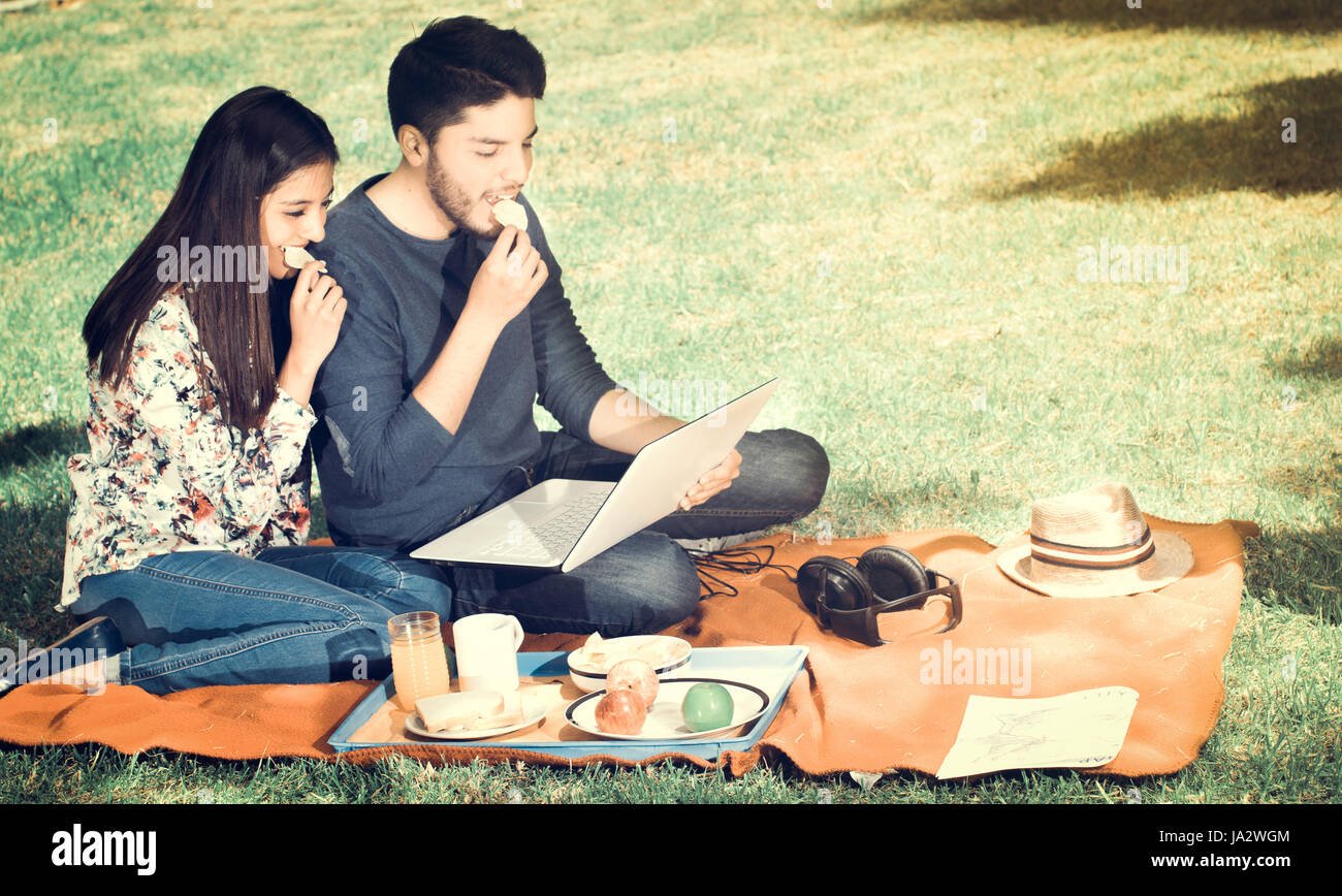 pareja feliz disfrutando de un picnic