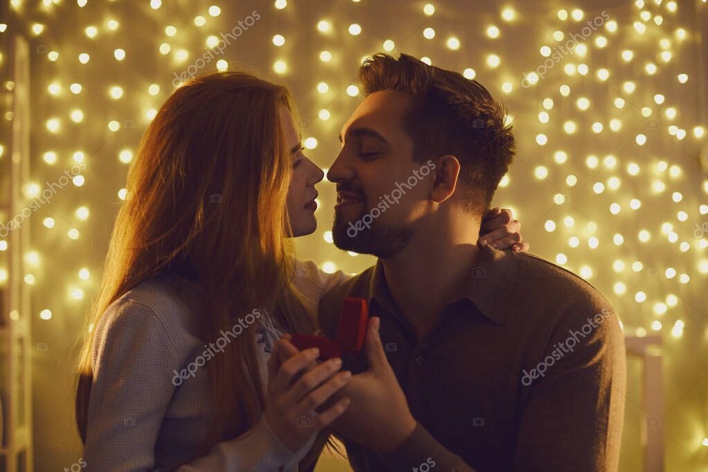 pareja feliz disfrutando de una cita romantica 2