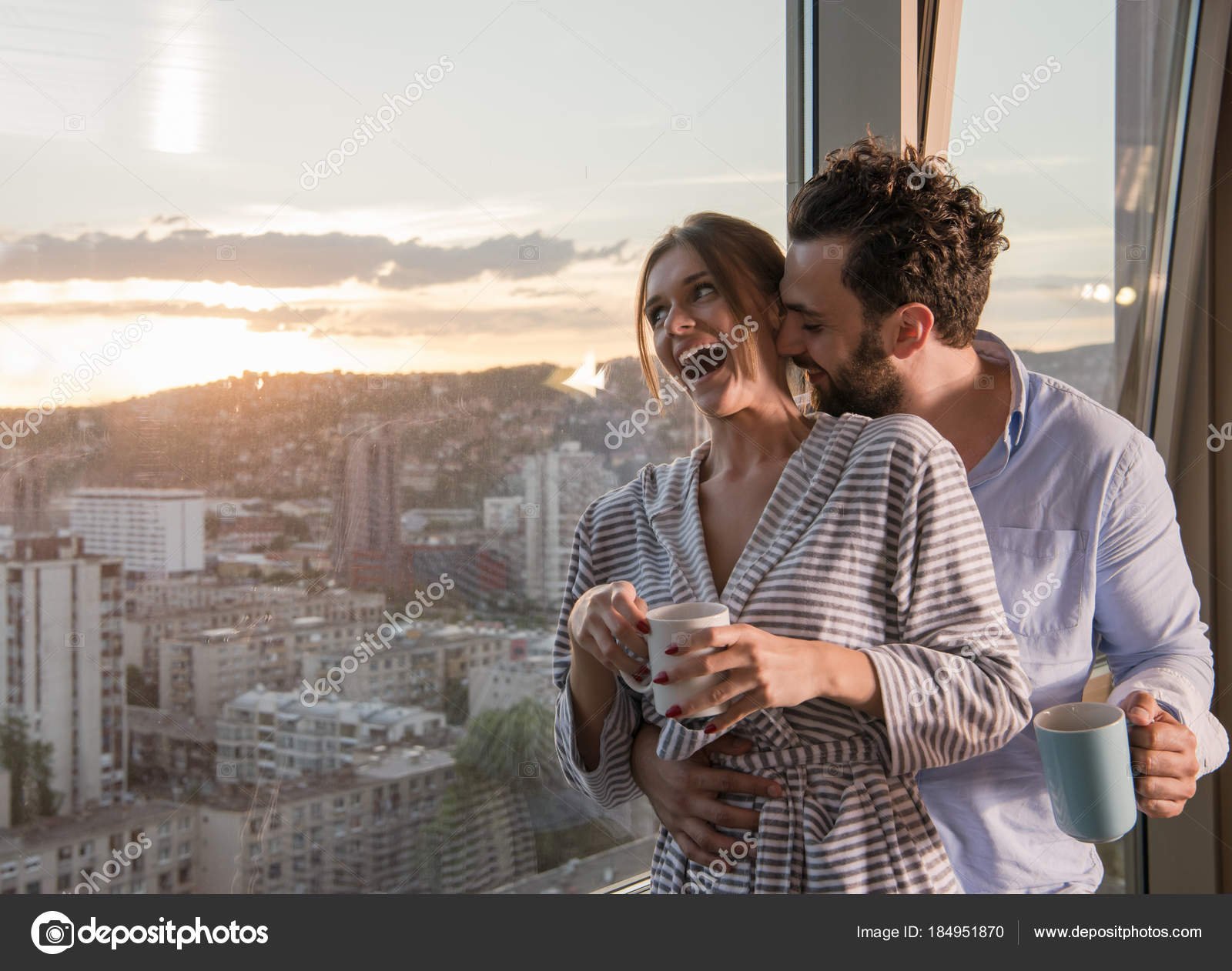 pareja feliz disfrutando de una noche juntos