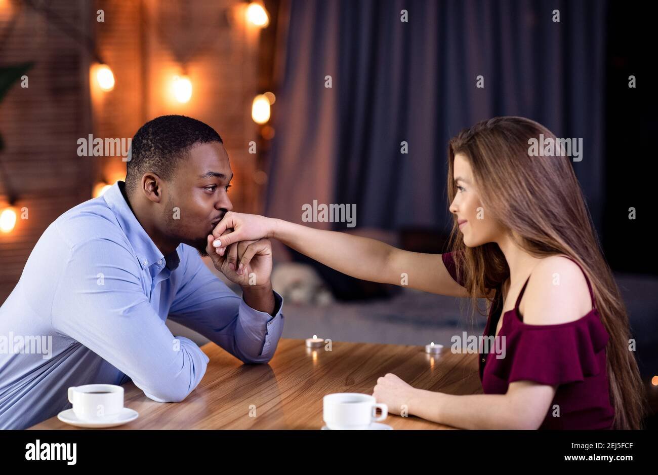 pareja interracial feliz en una cita romantica